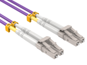 In aplicazions praktis, ce al è la velocitât di transmission de cable optic di fibre OM4?