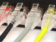 Ce fatôrs a afent l'transmission dai cabeles di fibre optice